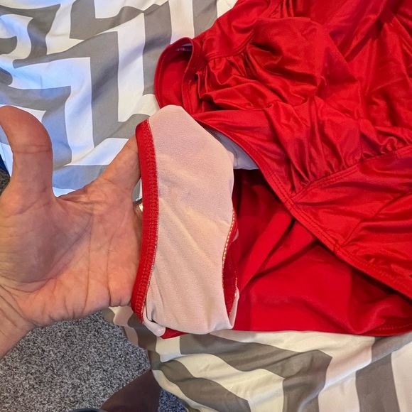 Women’s red 2x swimsuit - Picture 3 of 3